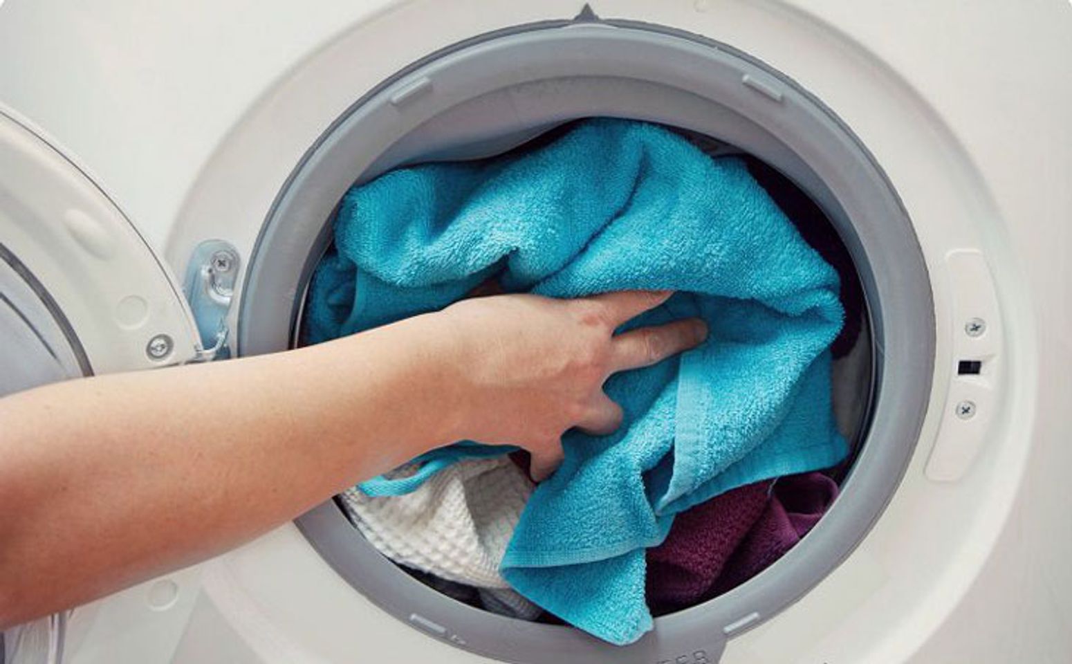 Máy giặt Electrolux 8 kg  EWF8025BQWA bạn có thể cho thêm quần áo