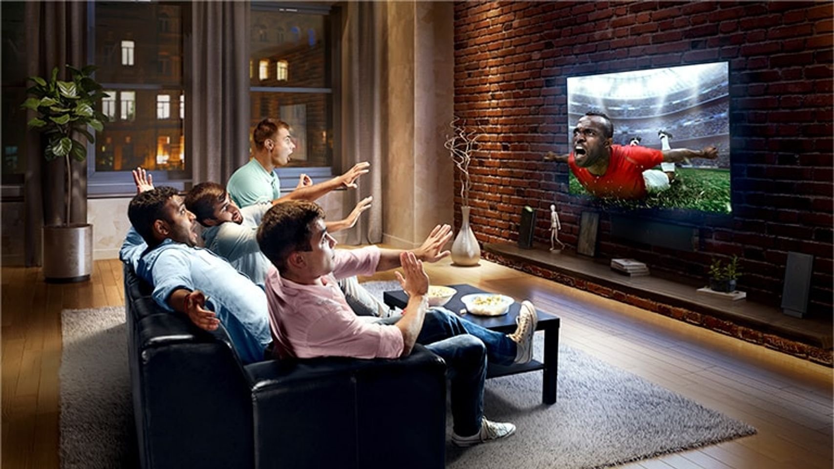 Thẻ này mô tả virtual surround plus. Một gia đình ngồi trên ghế xem bóng đá trên TV.