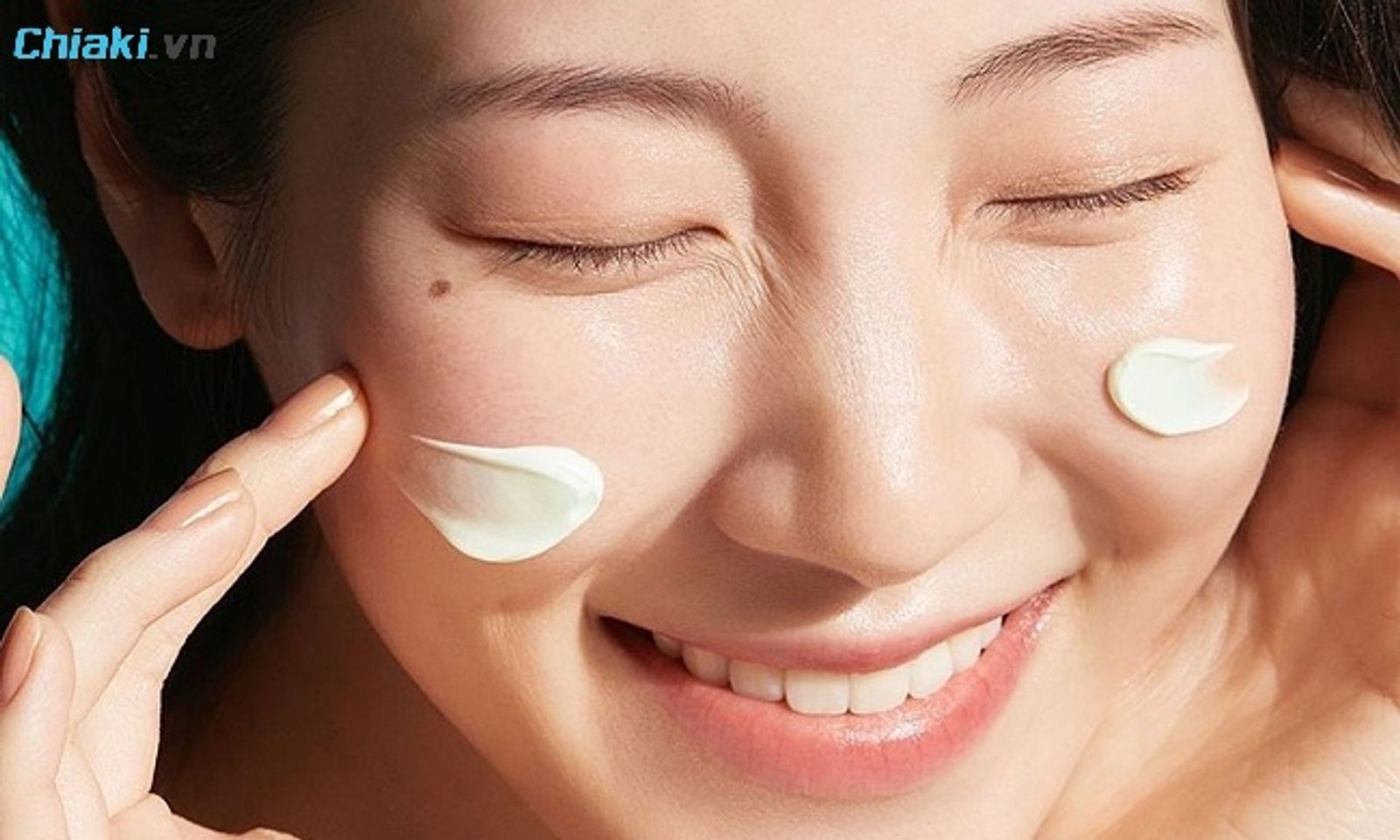 Serum B5 cần sử dụng kem dưỡng ẩm để "kh&oacute;a ẩm" để giữ lại độ ẩm v&agrave; dưỡng chất từ serum