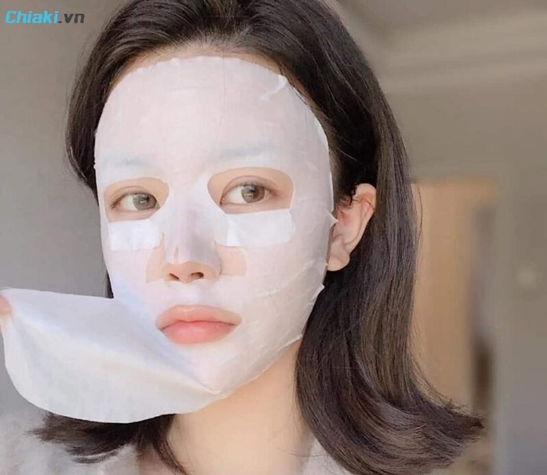 Bạn phải b&oacute;c lớp lưới ra v&agrave; chỉ giữ lại lớp mặt nạ mỏng &ocirc;m s&aacute;t da