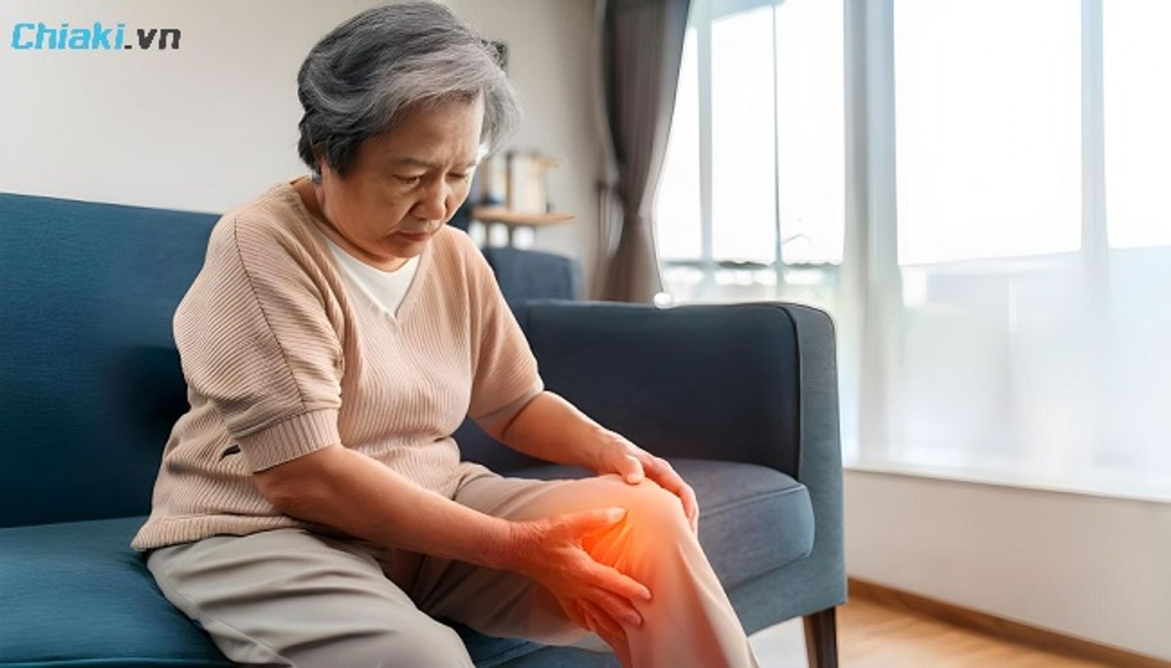 Người trung ni&ecirc;n v&agrave; người cao tuổi đang bị đau khớp, tho&aacute;i h&oacute;a khớp, vi&ecirc;m khớp