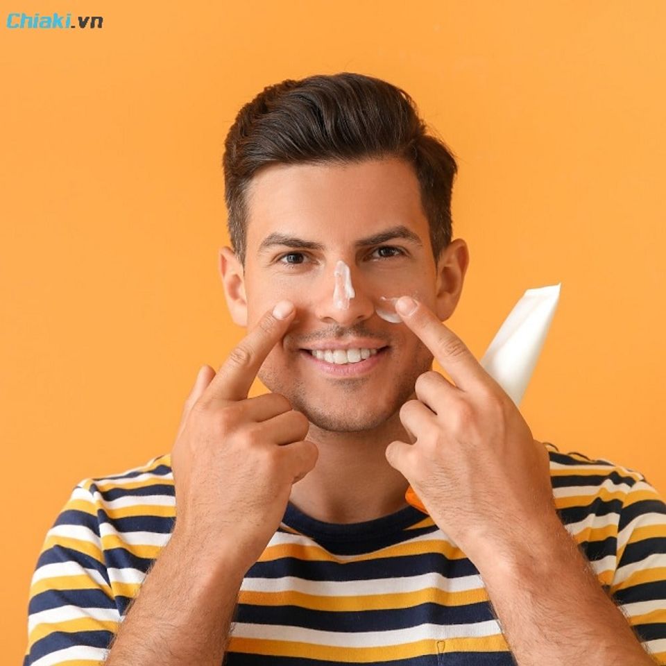 Kem chống nắng l&agrave; bước quan trọng đối với skincare cho nam v&agrave;o ban ng&agrave;y