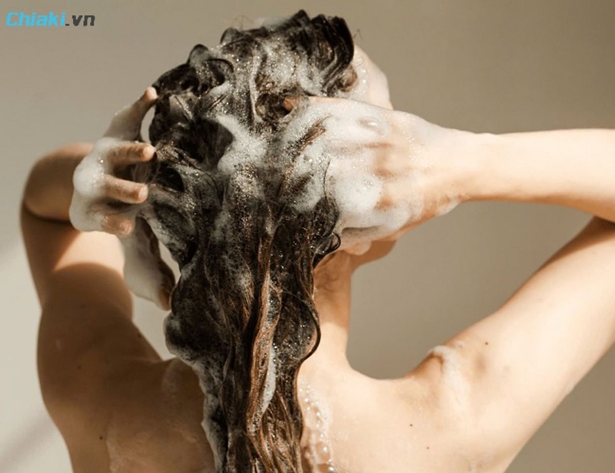 N&ecirc;n massage dầu gội Keratin l&acirc;u hơn một ch&uacute;t để cải thiện t&igrave;nh trạng t&oacute;c hư tổn hiệu quả