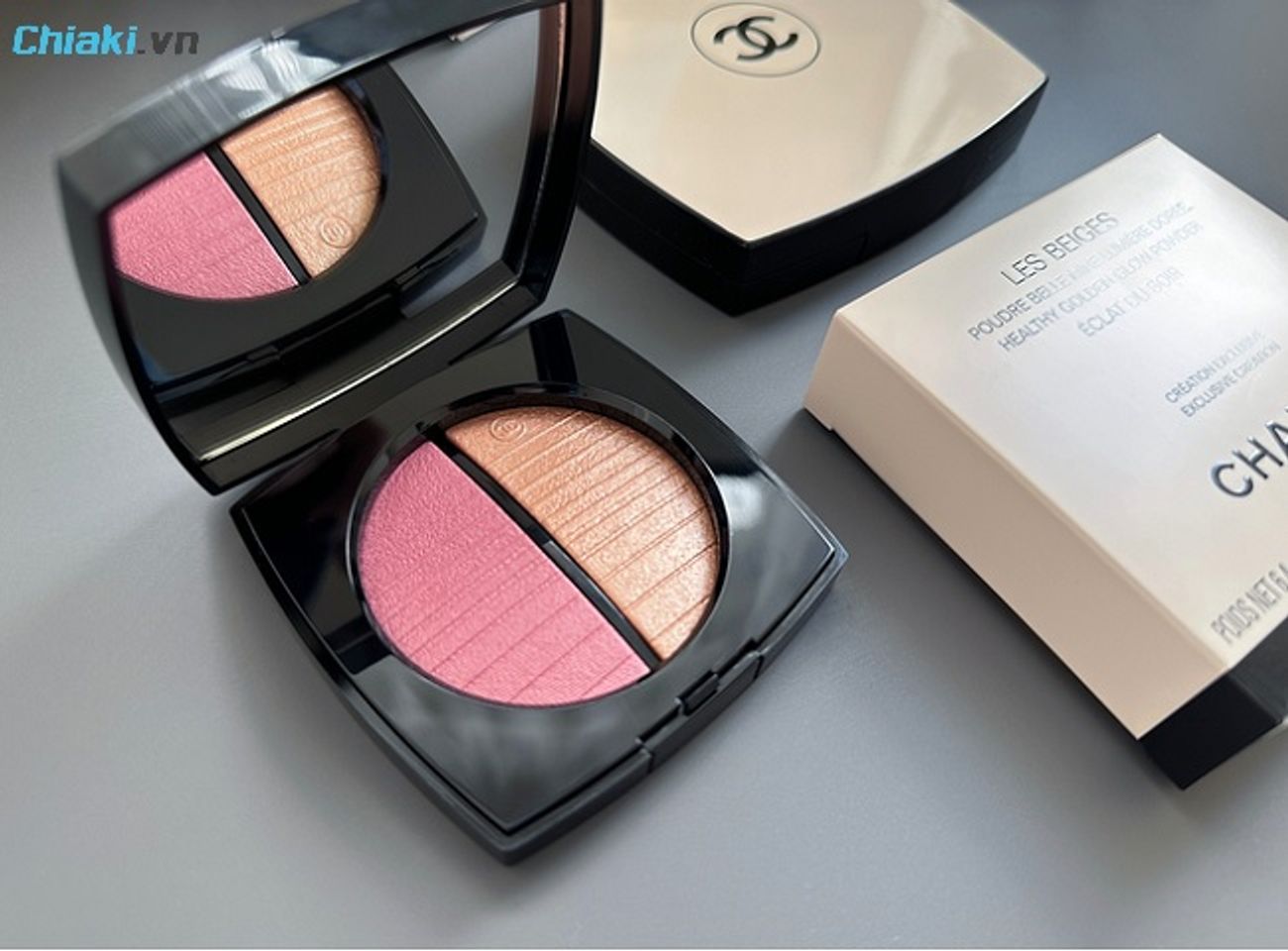 Chanel Les Beiges được thiết kế với hộp vu&ocirc;ng bo g&oacute;c, m&agrave;u be thanh lịch thay v&igrave; vỏ đen truyền thống