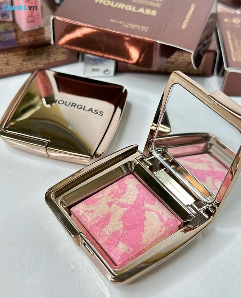 Phấn m&aacute; hồng Hourglass Ambient Lighting Blush c&oacute; thiết kế vỏ hộp v&agrave;ng đồng sang trọng, cầm nặng tay