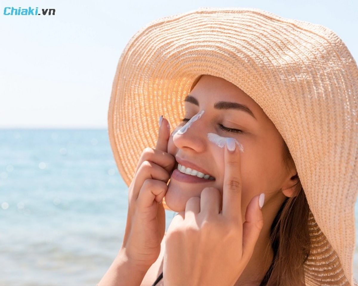 Sử dụng kem chống nắng phổ rộng h&agrave;ng ng&agrave;y khi d&ugrave;ng Derma Forte