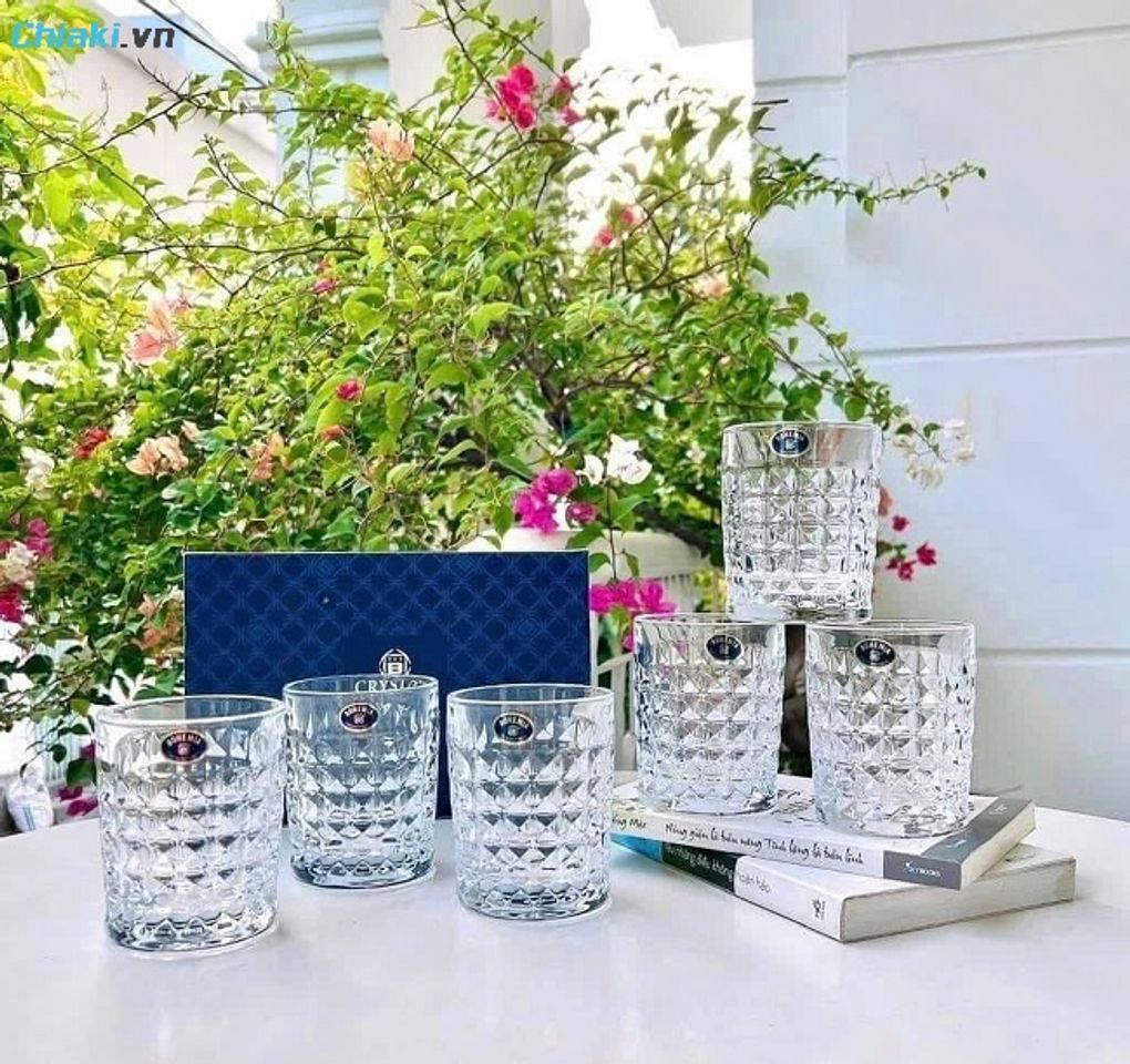 Bộ ly thủy tinh cao cấp tượng trưng cho sự gắn kết bền vững v&agrave; t&igrave;nh cảm trong s&aacute;ng của học tr&ograve;
