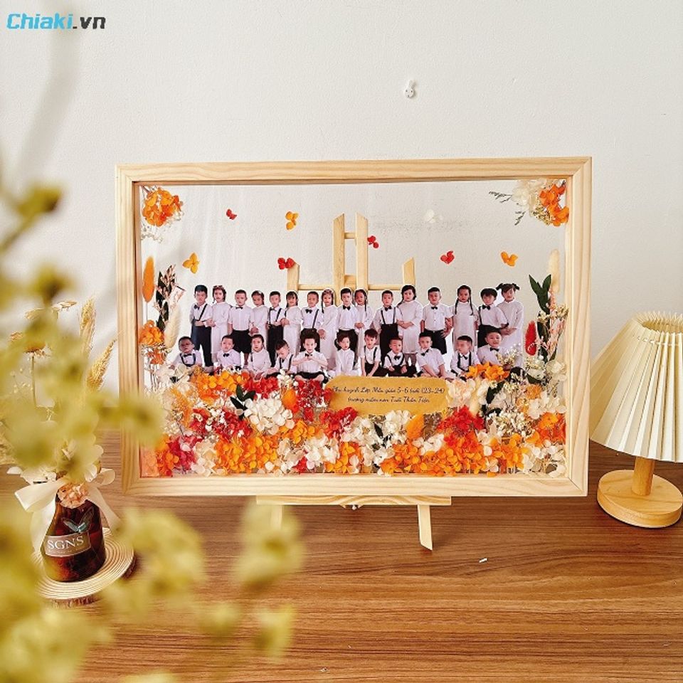 Khung ảnh lớp k&egrave;m lời ch&uacute;c l&agrave; vật kỷ niệm m&agrave; bất kỳ c&ocirc; gi&aacute;o n&agrave;o cũng n&acirc;ng niu, tr&acirc;n trọng