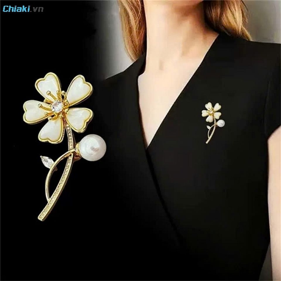 Ghim c&agrave;i &aacute;o gi&uacute;p bộ &aacute;o d&agrave;i hoặc trang phục c&ocirc;ng sở của c&ocirc; th&ecirc;m phần chỉn chu