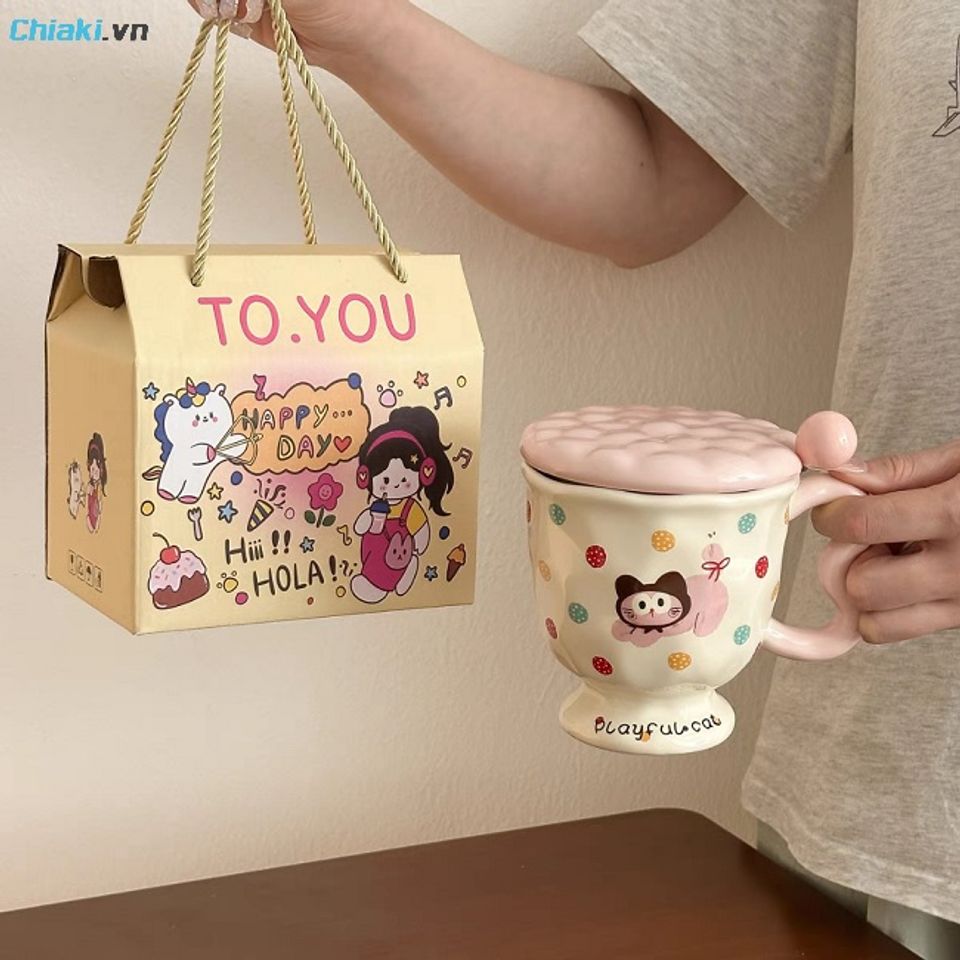 Phụ huynh v&agrave; học sinh c&oacute; thể tặng c&ocirc; cốc sức c&oacute; nắp đậy 