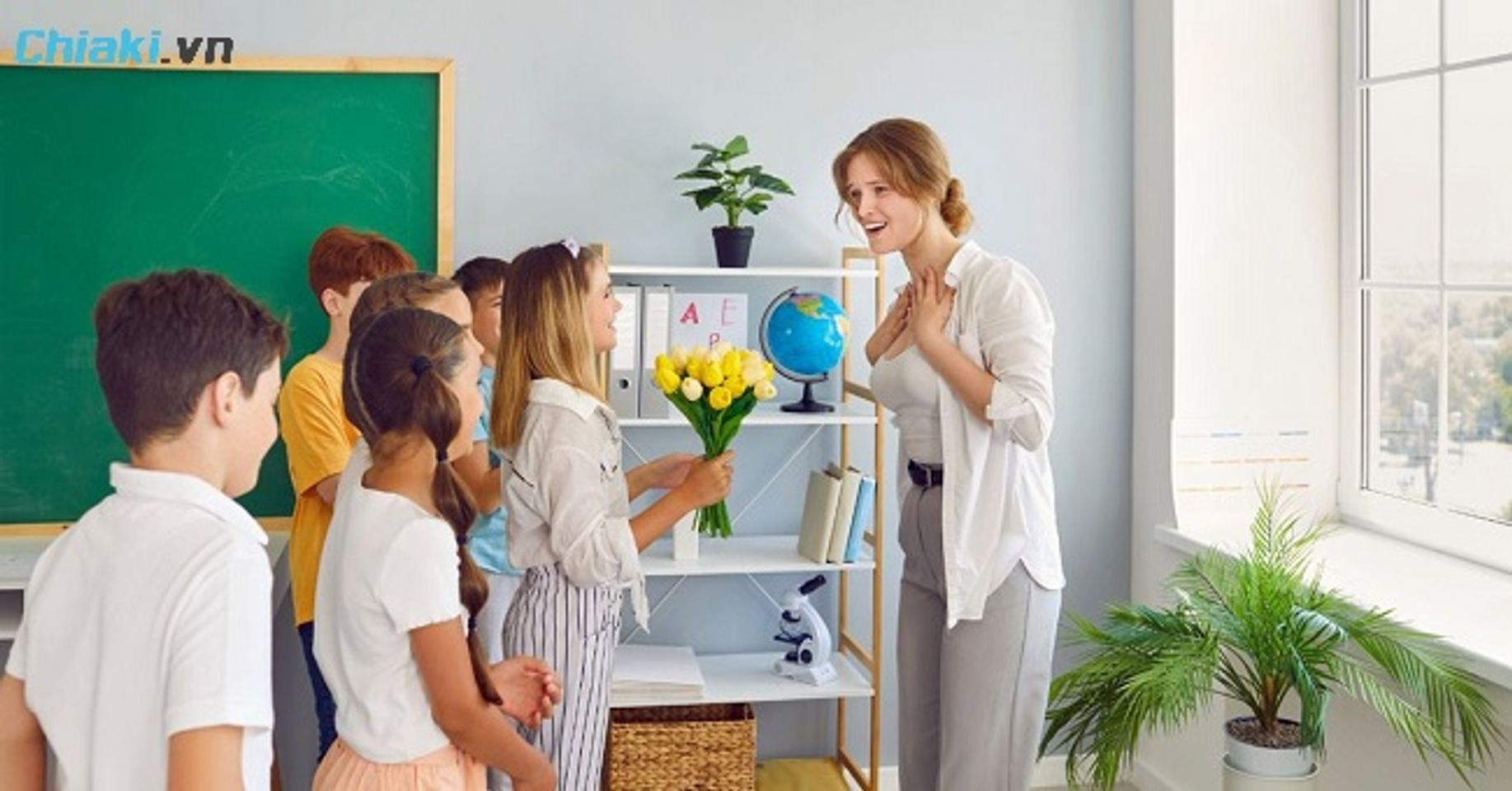 Hạn chế tặng qu&agrave; qu&aacute; ph&ocirc; trương hoặc qu&aacute; đắt tiền khiến g&acirc;y &aacute;p lực cho c&ocirc; gi&aacute;o