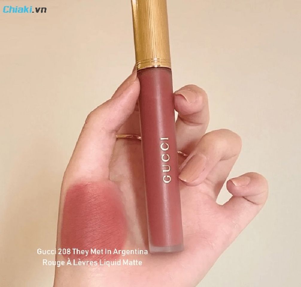 Son kem Gucci Rouge Liquid Matte 208 pha trộn giữa sắc hồng kh&ocirc; v&agrave; một ch&uacute;t cam đất trầm ấm