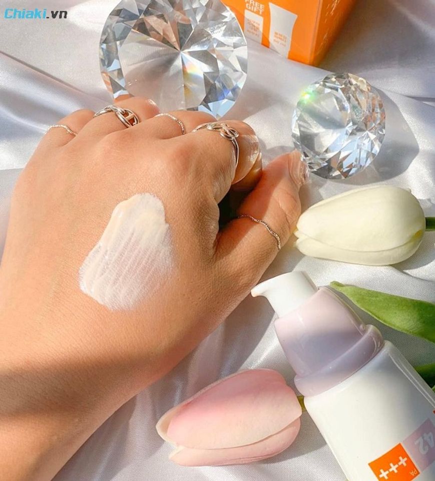 Kem chống nắng CNP Laboratory c&oacute; kết cấu tương đối đặc, nhưng dễ t&aacute;n, kh&ocirc;ng b&oacute;ng