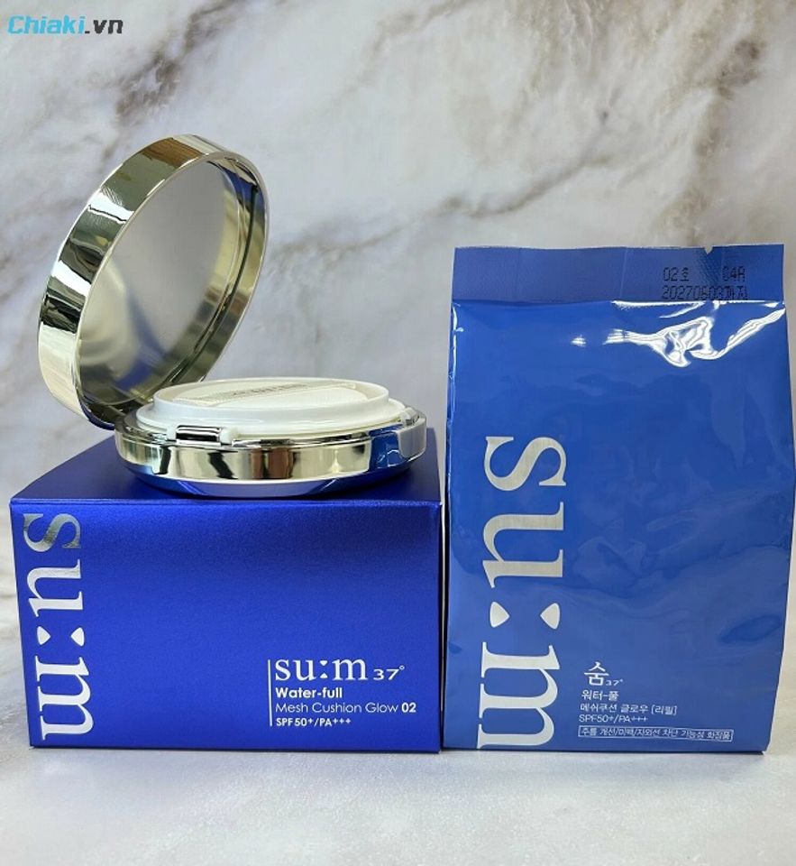Phấn nước kiềm dầu Sum:37 Water full Mesh Cushion Glow special mang lại lớp nền trong trẻo, tự nhi&ecirc;n v&agrave; che phủ khuyết điểm tinh tế