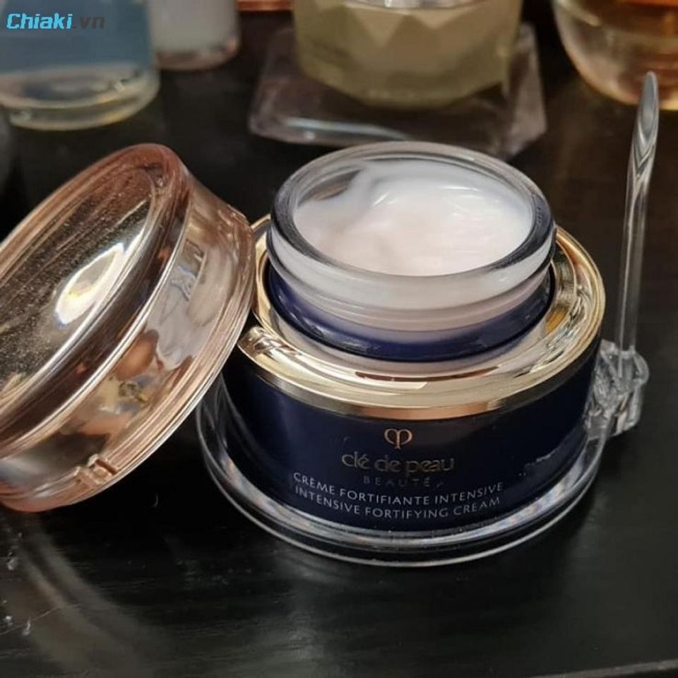 Kem trắng da của Nhật ban đ&ecirc;m Cl&eacute; De Peau Beaute Intensive gi&uacute;p da tự phục hồi v&agrave; bảo vệ trước c&aacute;c t&aacute;c nh&acirc;n g&acirc;y hại
