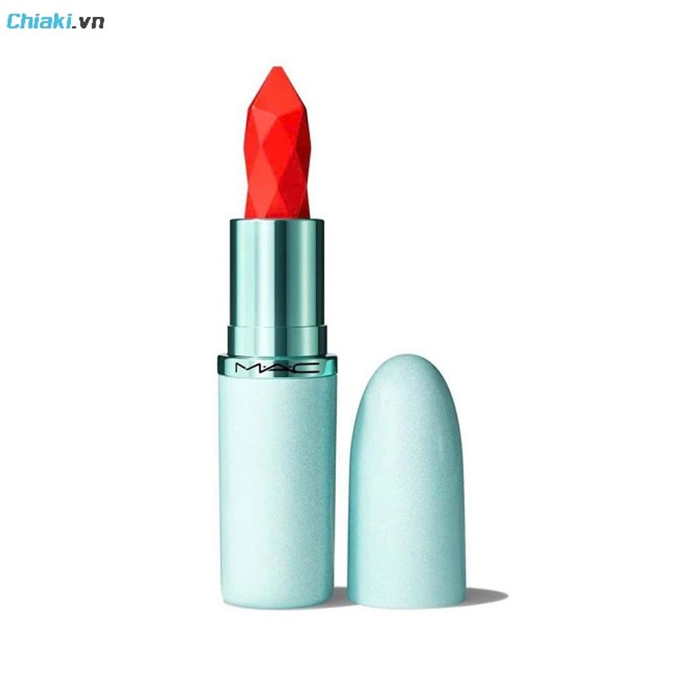 Son thỏi MAC Macximal Sleek Satin Lipstick mang sắc đỏ tươi rực rỡ pha ch&uacute;t &aacute;nh ấm, hứa hẹn mang đến vẻ ngo&agrave;i quyến rũ