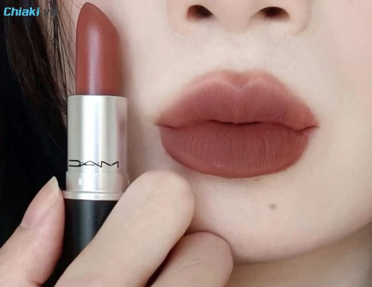 N&ecirc;n sử dụng th&ecirc;m son dưỡng sẽ gi&uacute;p đ&ocirc;i m&ocirc;i của bạn trở n&ecirc;n căng mọng v&agrave; hấp dẫn hơn