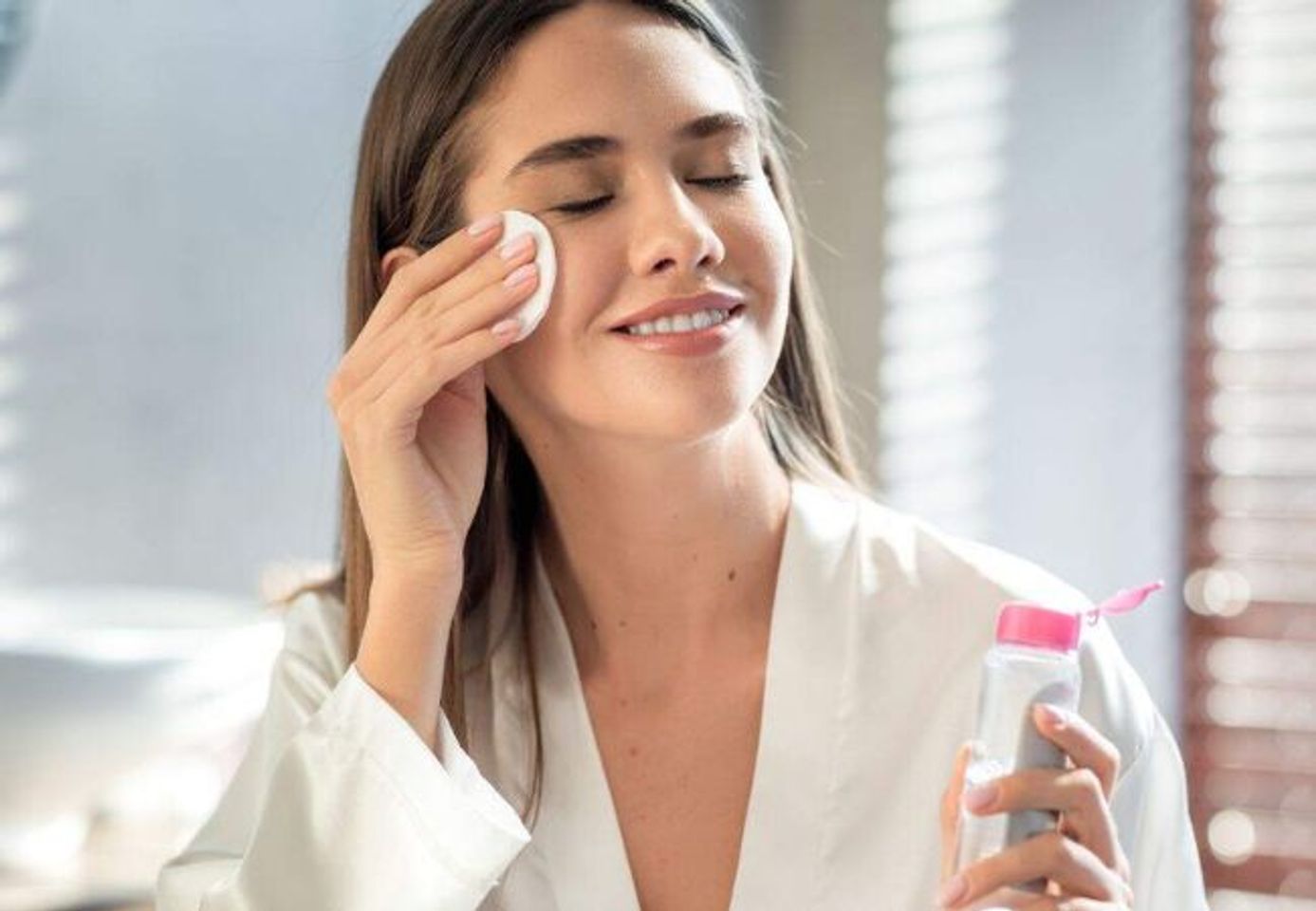 Thoa toner trước khi trang điểm