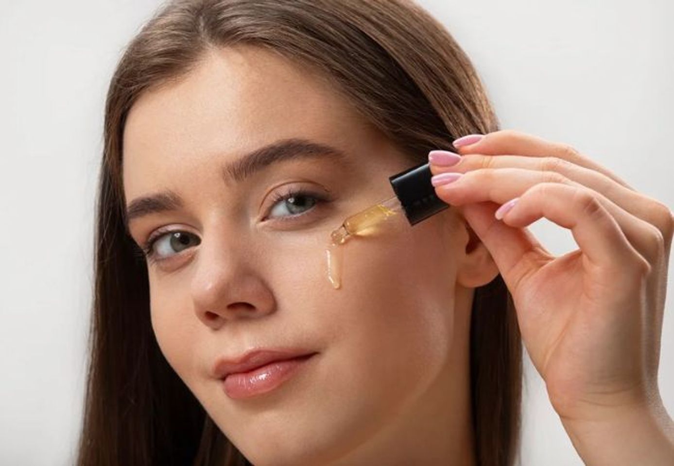 Thoa serum trước khi trang điểm