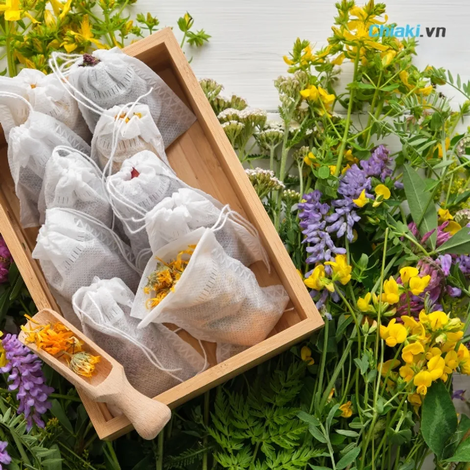 Tr&agrave; thảo mộc l&agrave; m&oacute;n qu&agrave; nhẹ nh&agrave;ng, ph&ugrave; hợp với th&ocirc;ng điệp chăm s&oacute;c sức khỏe