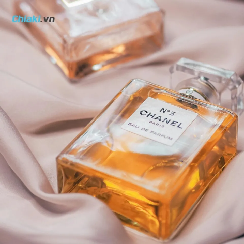 Nước hoa nữ l&agrave; lựa chọn sang trọng, ph&ugrave; hợp với sếp nữ