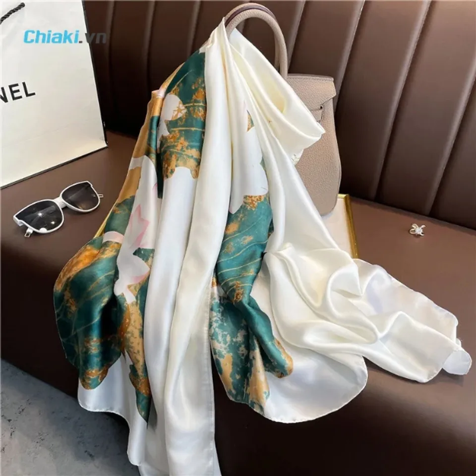 Khăn lụa cao cấp l&agrave; m&oacute;n qu&agrave; thời trang thanh lịch, ph&ugrave; hợp với sếp nữ