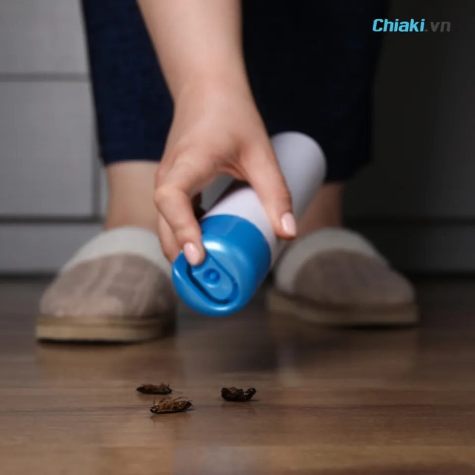 D&ugrave;ng b&igrave;nh xịt c&ocirc;n tr&ugrave;ng v&agrave; dung dịch phun tồn lưu xử l&yacute; gi&aacute;n số lượng lớn