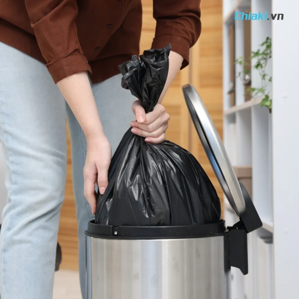 Đậy k&iacute;n th&ugrave;ng r&aacute;c, đổ r&aacute;c thường xuy&ecirc;n để hạn chế gi&aacute;n quay lại