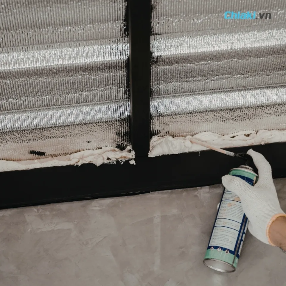 Bịt k&iacute;n c&aacute;c kẽ hở, khe cửa, đặt lưới lọc đường ống tho&aacute;t nước để chặn lối đi của gi&aacute;n