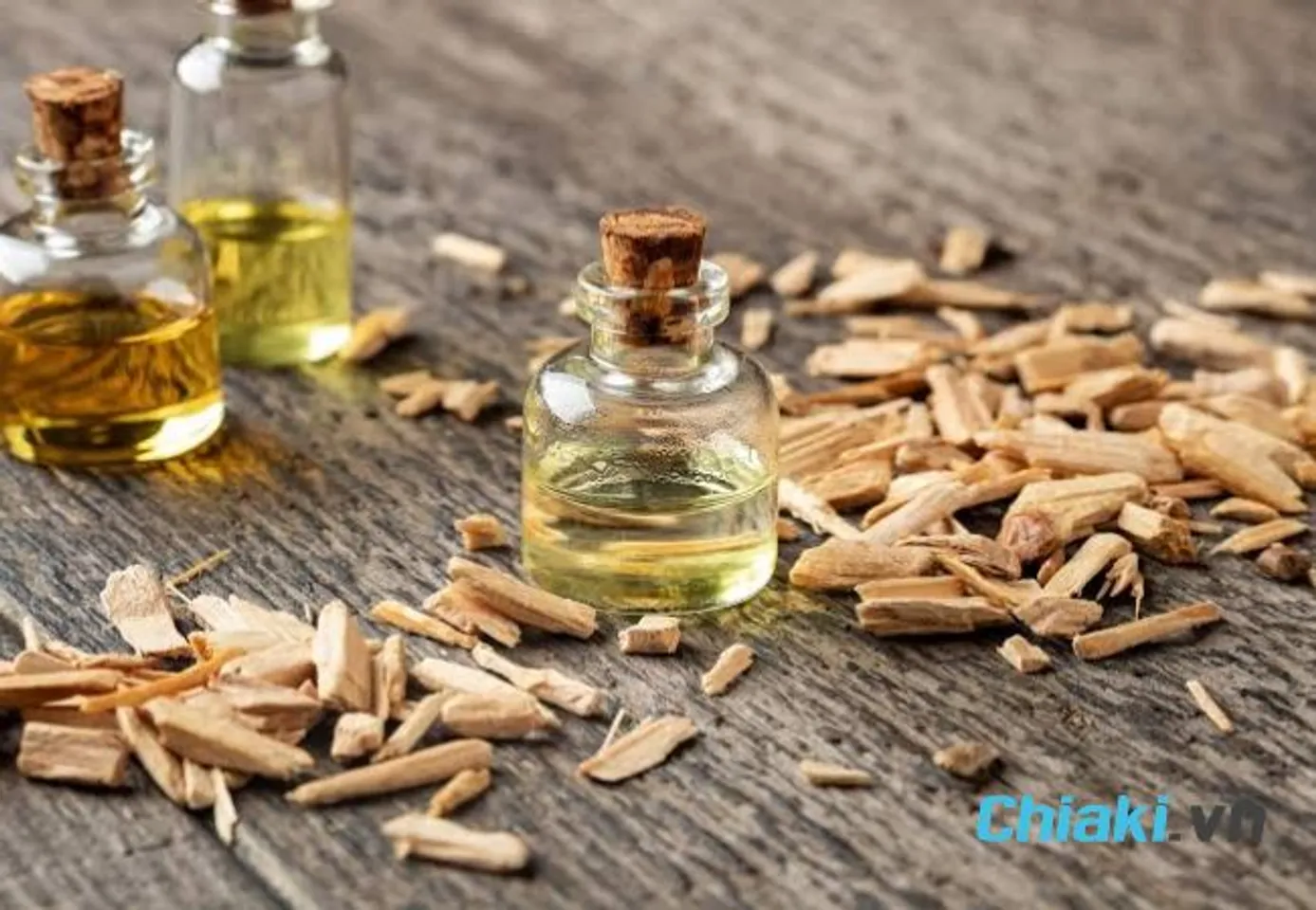 Tinh dầu gỗ tuyết t&ugrave;ng đuổi gi&aacute;n