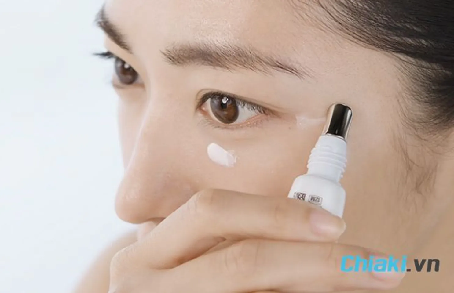 Sử dụng kem dưỡng mắt