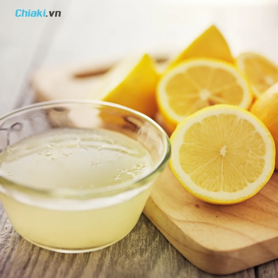 Hỗn hợp giấm v&agrave; nước cốt chanh khiến mối bị t&ecirc; liệt