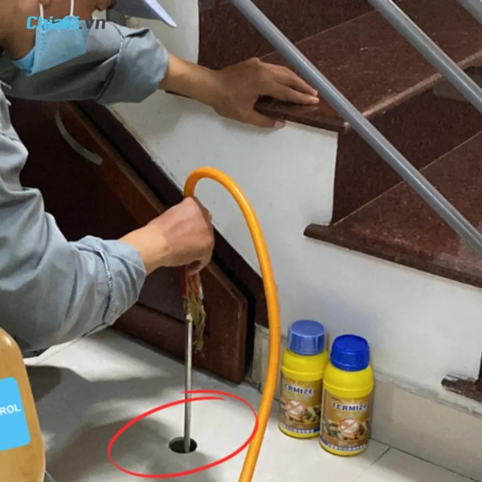Khoan lỗ bơm h&oacute;a chất chống mối cho ch&acirc;n tường, nền m&oacute;ng&nbsp;