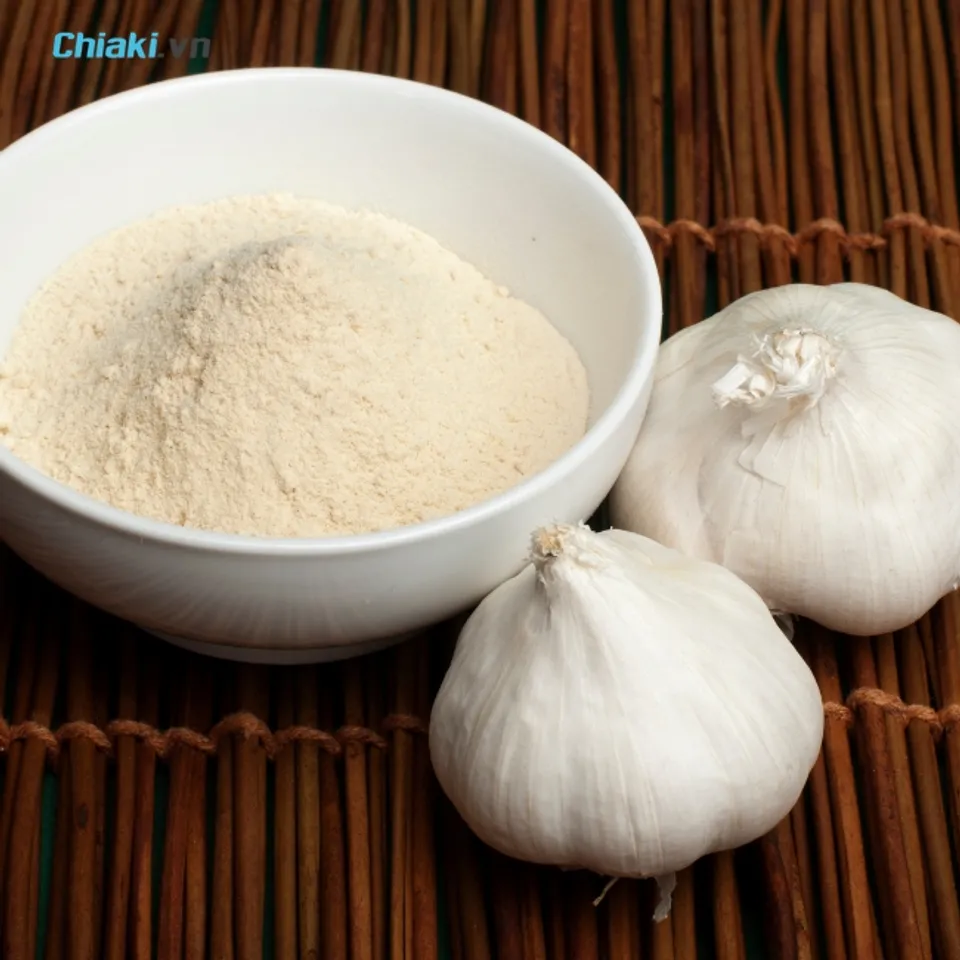 Đuổi chuột bằng tỏi tươi hoặc bột tỏi khiến chuột mất phương hướng