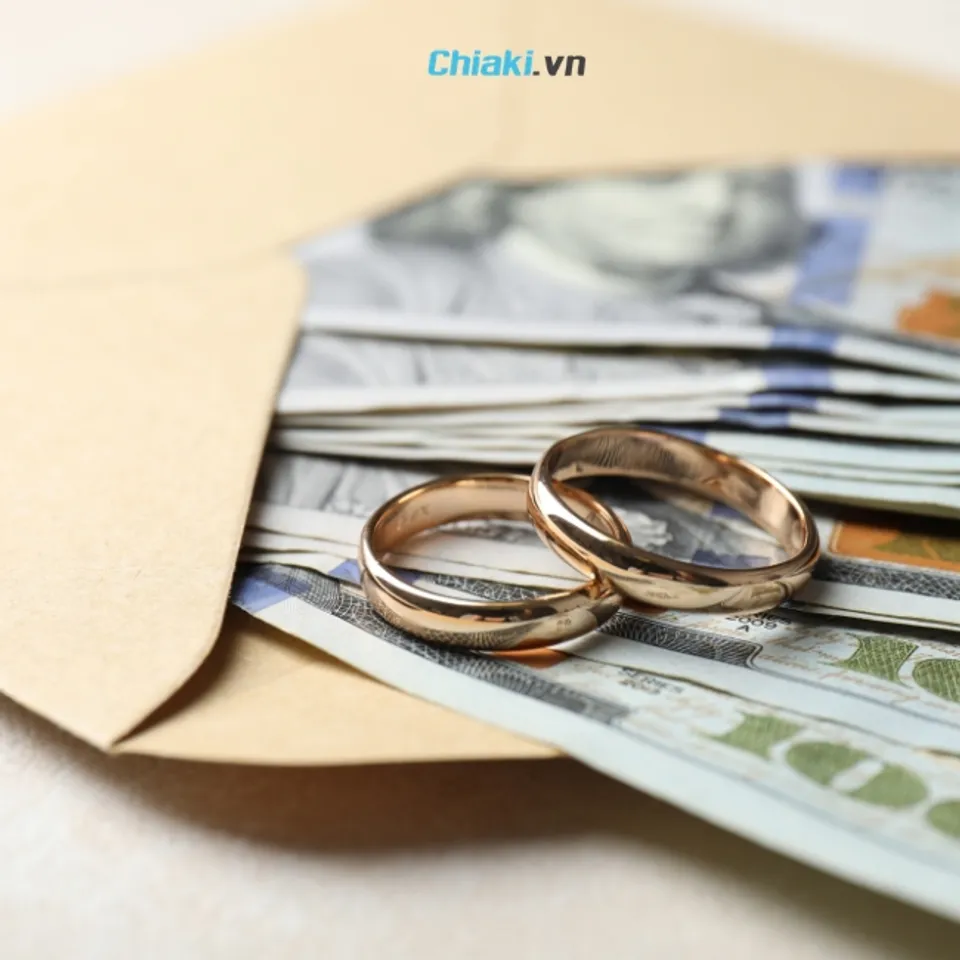Tiền mặt l&agrave; h&igrave;nh thức qu&agrave; cưới phổ biến, nhiều người lựa chọn