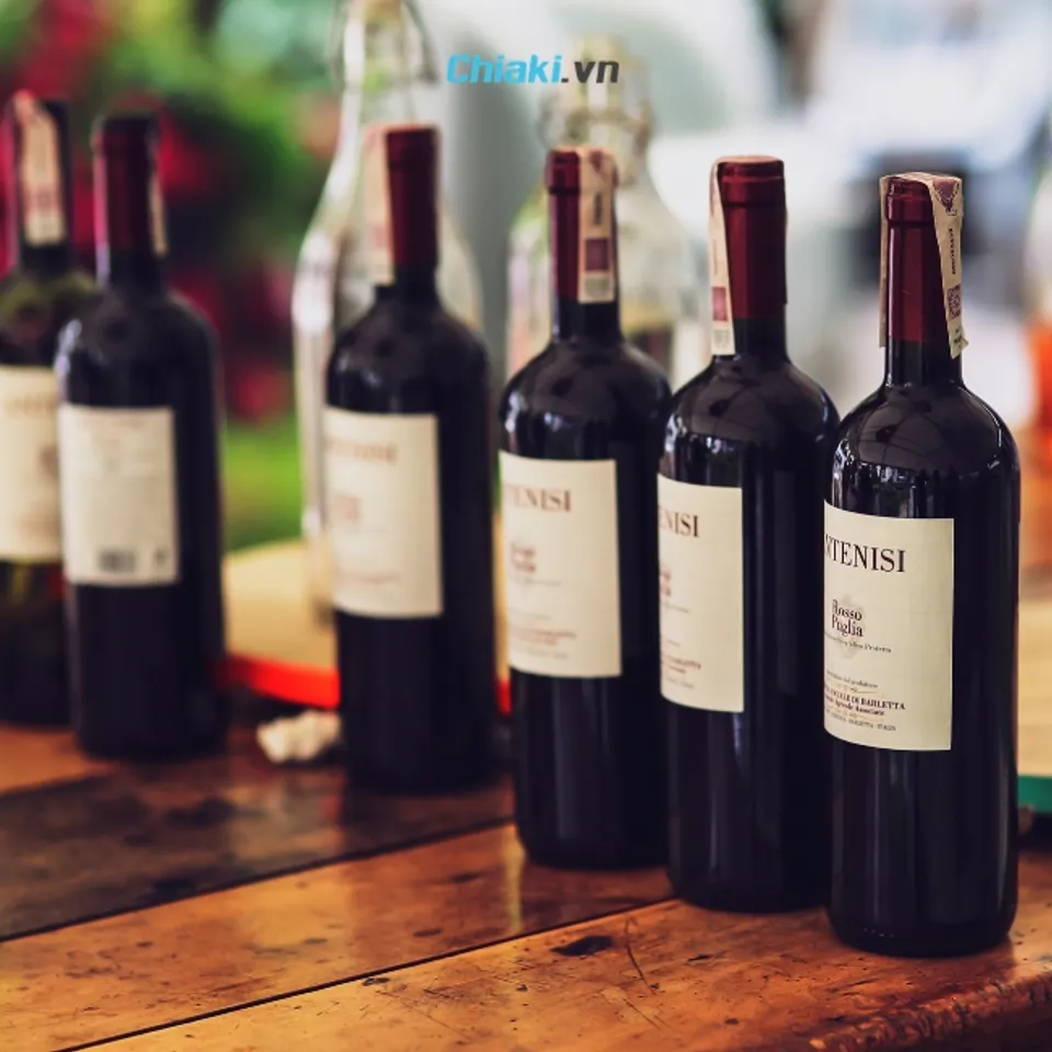 Rượu vang l&agrave; lựa chọn thường được c&acirc;n nhắc trong những dịp ch&uacute;c mừng đ&aacute;m cưới