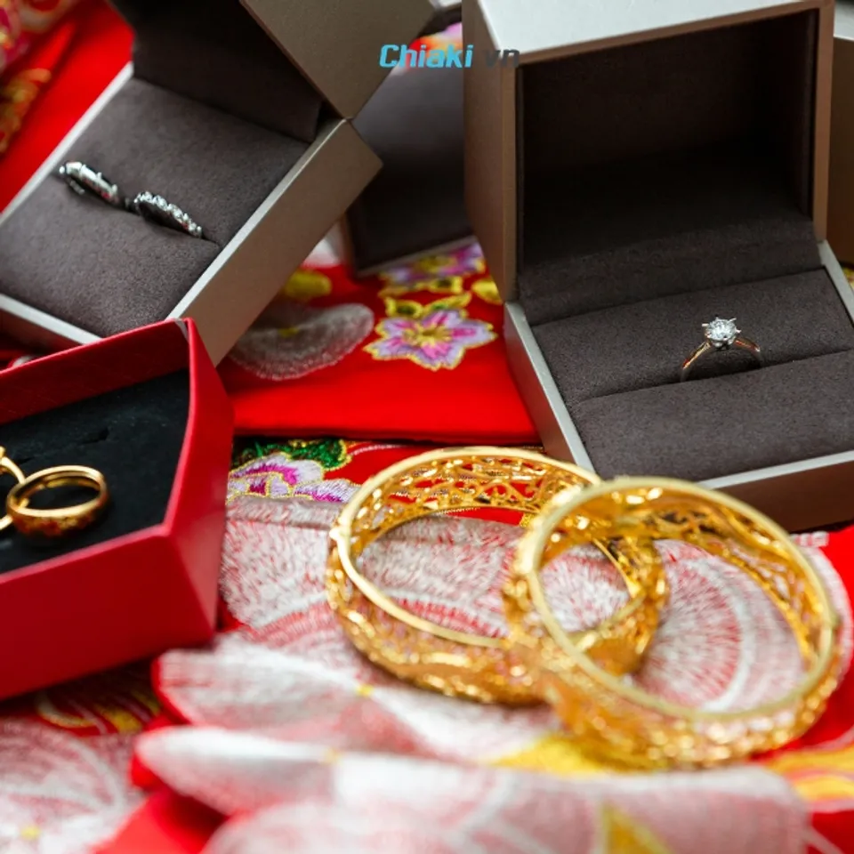 Trang sức c&oacute; thể l&agrave; m&oacute;n qu&agrave; cưới sang trọng, mang &yacute; nghĩa kỷ niệm lớn