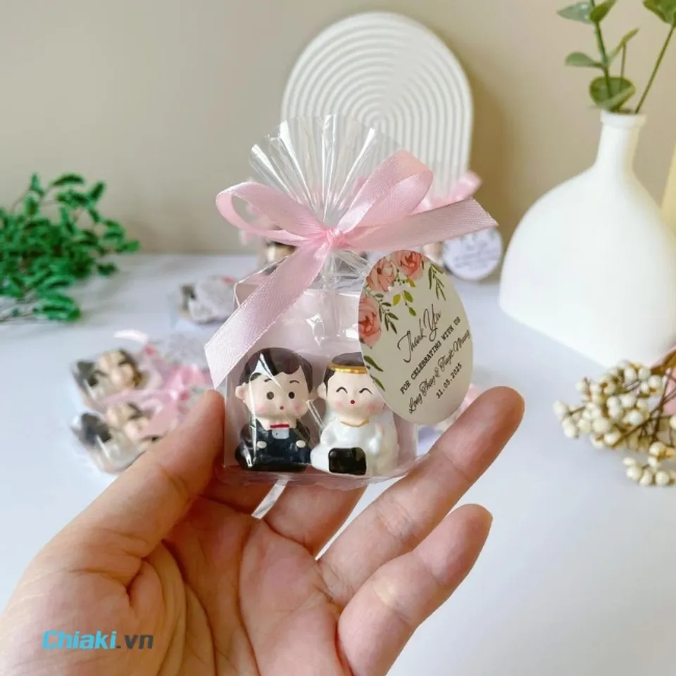 Qu&agrave; đ&aacute;p lễ cưới l&agrave; nam ch&acirc;m tủ lạnh in h&igrave;nh cưới, t&ecirc;n hai người hoặc một c&acirc;u cảm ơn.
