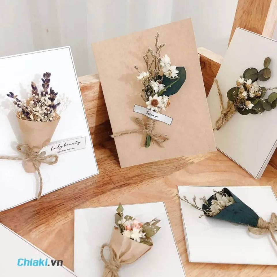 Thiệp cảm ơn viết tay k&egrave;m hoa kh&ocirc; nhỏ tạo ấn tượng cho kh&aacute;ch mời