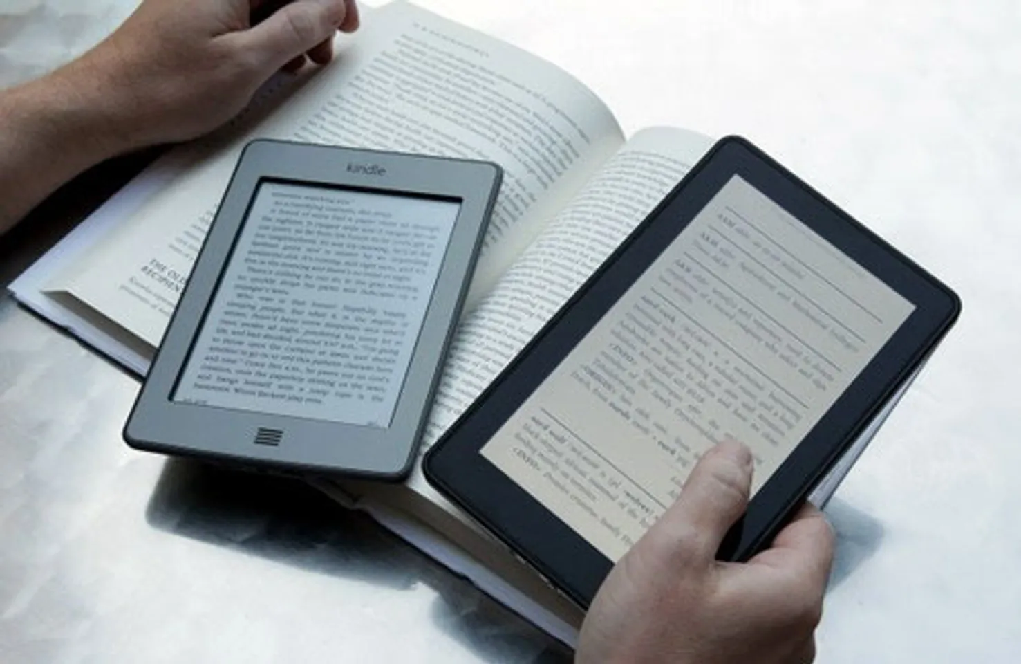 M&aacute;y đọc s&aacute;ch điện tử được thiết kế như một cuốn s&aacute;ch giấy nhỏ gọn