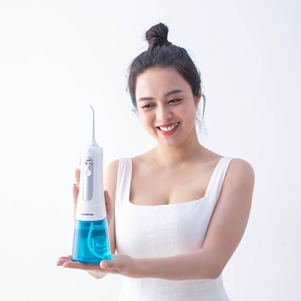 Máy tăm nước cầm tay WaterSmile WS-136 - Thiết kế nhỏ gọn, 4 chế độ làm sạch, 6 đầu tăm đa năng, sạc pin tiện lợi, hỗ trợ chăm sóc răng miệng hiệu quả