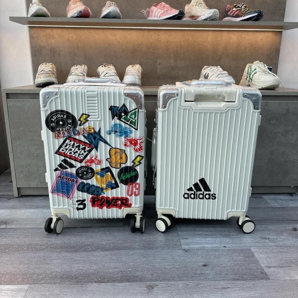 Vali Adidas Sticker 03 Màu Trắng Kem - Vali Kéo Cao Cấp Chống Va Đập, Phong Cách Năng Động, Thích Hợp Du Lịch Ngắn Hạn