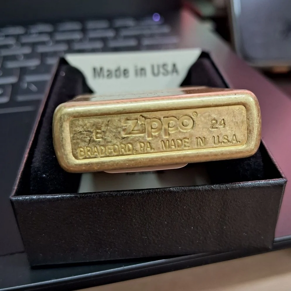 Bật Lửa Zippo Street Brass Classic - Thiết Kế Đồng Xước Bụi, Chống Gió, Chất Liệu Kim Loại, Quà Tặng Độc Đáo, Sản Xuất Tại Mỹ