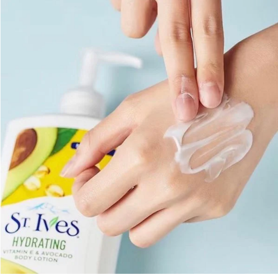 Dưỡng Thể St.Ives Bơ & Vitamine E 621ml (Vàng)