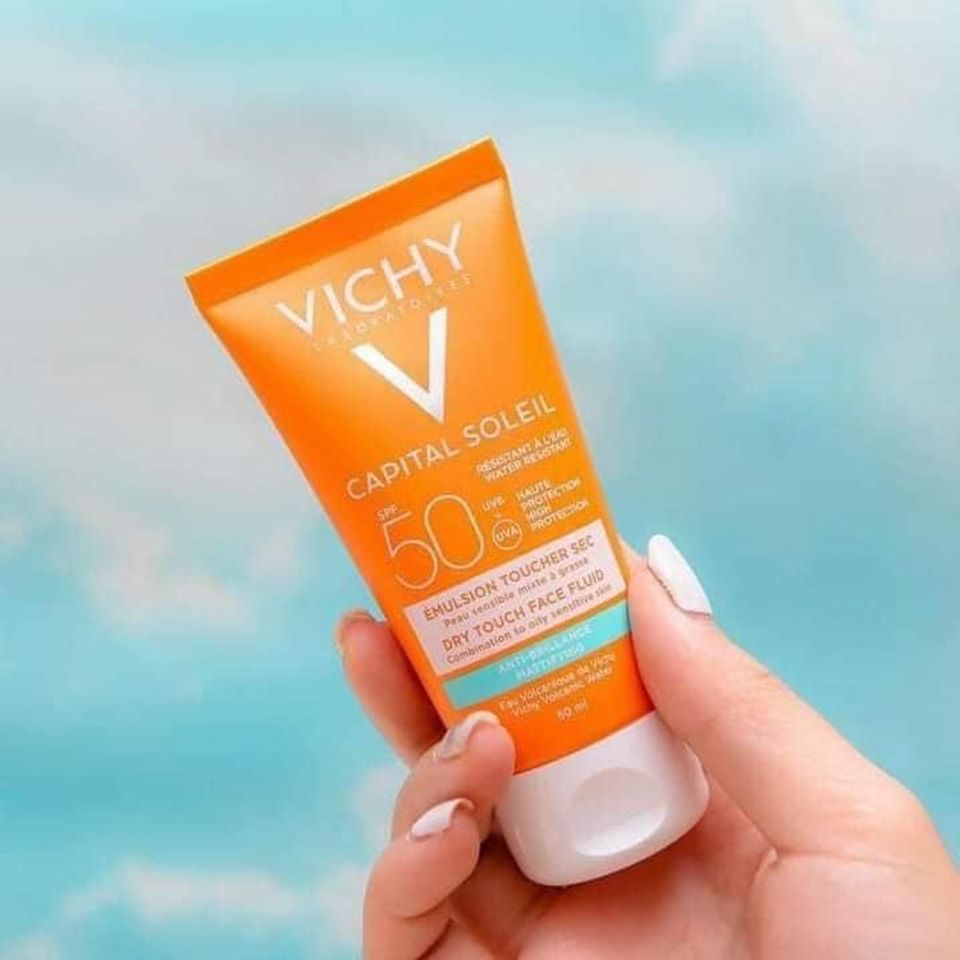 Kem Chống Nắng Vichy Capital Soleil 3 In 1 SPF50+ - Kem Nền Tinted Giảm Nám & Tàn Nhang, Che Phủ Nhẹ, Dành Cho Da Dầu