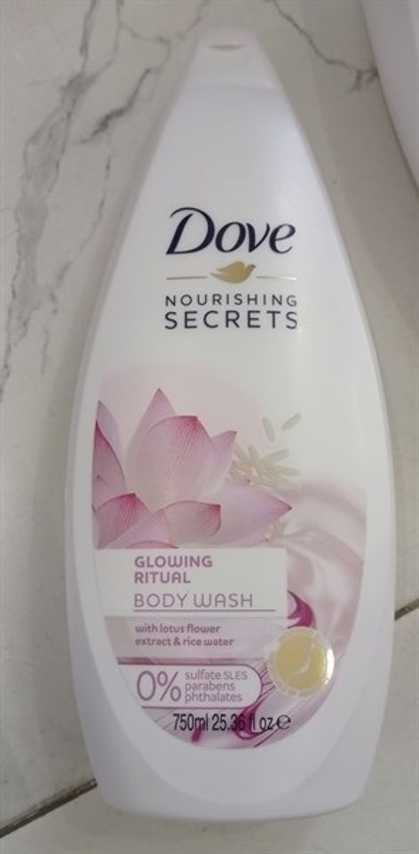 Sữa Tắm Dove Hoa Sen (Nắp Trắng) 750ml - Dưỡng Ẩm Da Mềm Mịn, Hương Hoa Sen Thoảng Nhẹ, Sản Xuất Tại Đức, Phù Hợp Mọi Loại Da