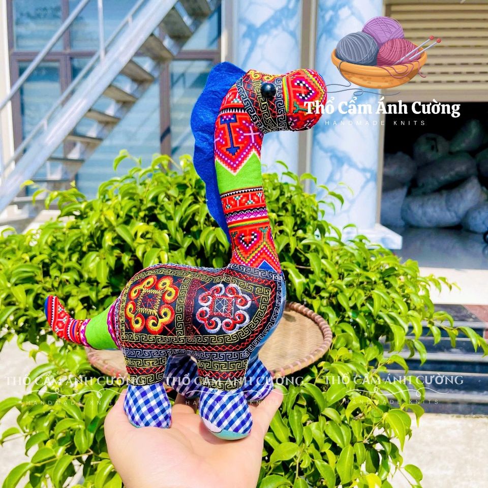 Thú Nhồi Bông Khủng Long Ăn Cỏ Thổ Cẩm Sapa - Đồ Chơi Trẻ Em An Toàn Và Đầy Y Nghĩa Tặng Bé Yêu