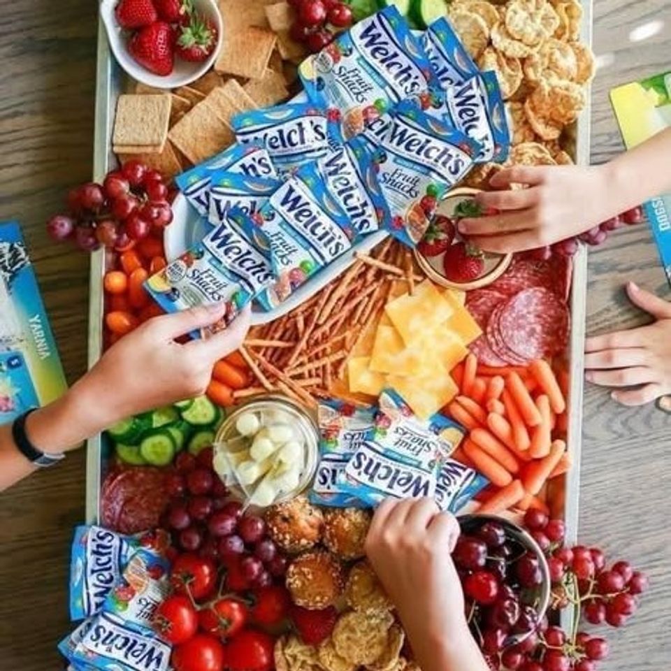 Hộp Kẹo Dẻo Trái Cây Welch's Fruit Snacks - Nguyên Liệu Tự Nhiên Giàu Vitamin, Vị Dâu, Cherry, Chanh, Thơm, Táo, Cam, Snack Lành Mạnh 90 Gói