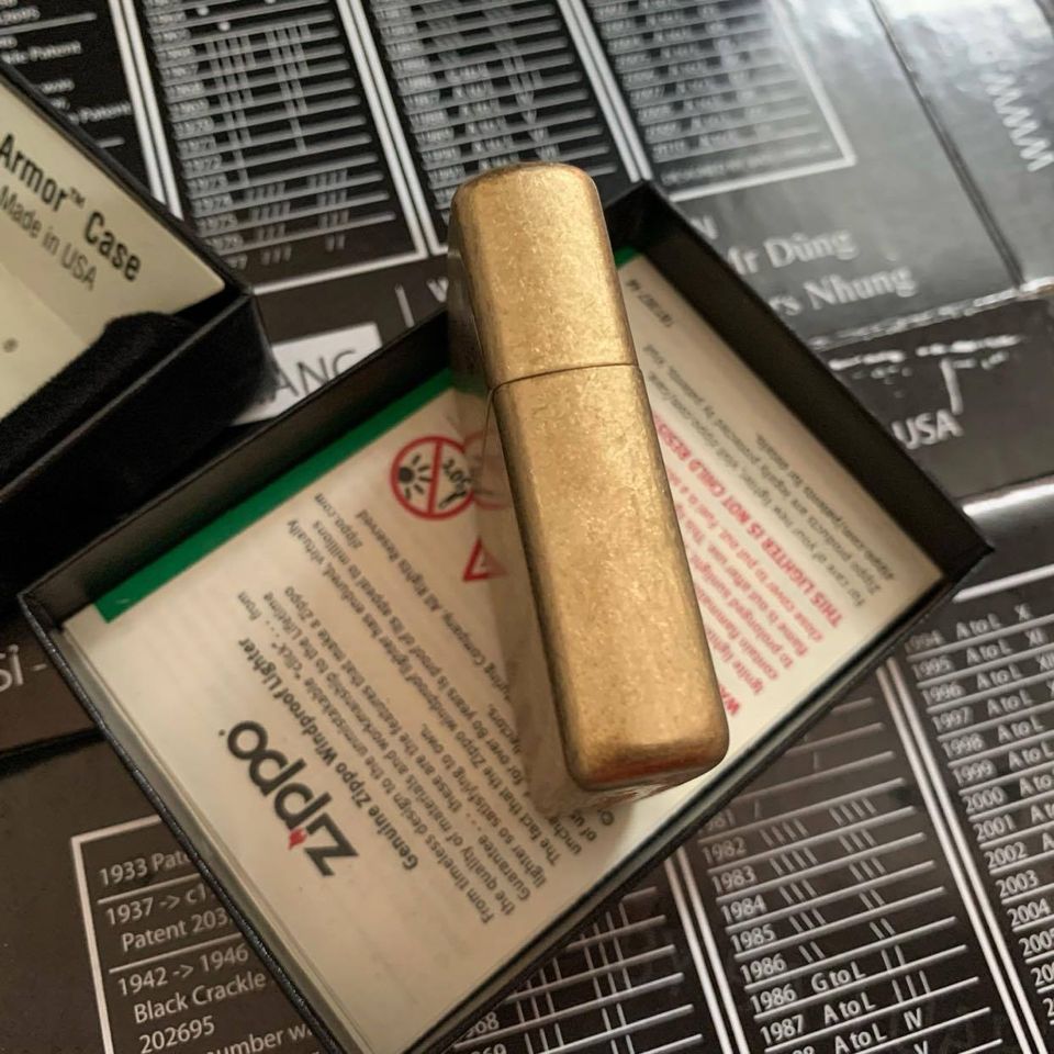 Bật Lửa Zippo Armor 28496 - Bằng Đồng Thau Tumbled Brass, Phiên Bản Bền Bỉ, Quà Tặng Hoàn Hảo cho Người Yêu Thích Zippo