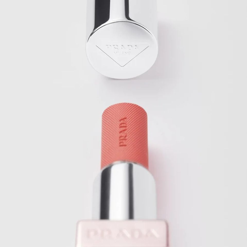 Son Dưỡng Prada Light Glowing Lipcolor U019 Nâu - Dưỡng ẩm, Màu sắc quyến rũ và Sang trọng cho Đôi môi Tươi tắn